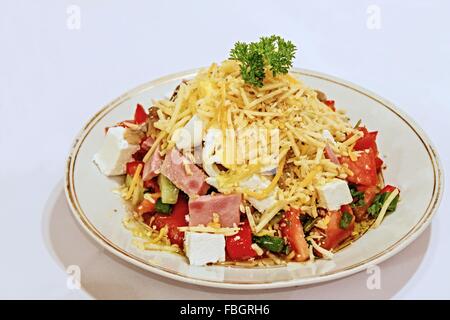 Salat - Käse. Schinken, Tomaten, Gurken, Petersilie, Paprika Stockfoto