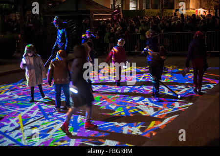 London, UK.  15. Januar 2016. "Light Graffiti" von schwebenden Bilder in Kings Cross.  Die Arbeit ist Teil des Lumiere London. Große Massen zu zeichnen, ist dies das zweite von vier Abenden für den großen neuen Licht-Festival mit Künstlern, die mit Licht arbeiten.  Die Veranstaltung wird von Artischocke produziert und unterstützt durch den Bürgermeister von London. Bildnachweis: Stephen Chung / Alamy Live News Stockfoto