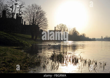 Hampton Court, London, UK. 16. Januar 2016. Es war kalt und frostig Start in den Tag auf der Themse neben Hampton Court Palace im Südwesten London. Bildnachweis: Julia Gavin UK/Alamy Live-Nachrichten Stockfoto