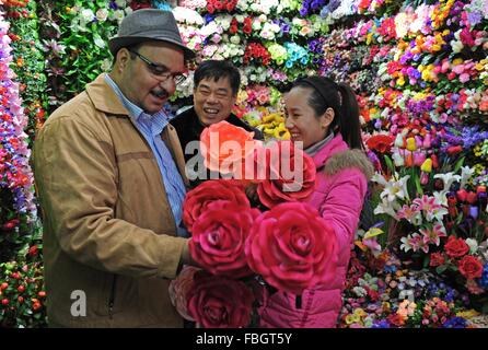 Hangzhou. 27. Dezember 2015. Foto aufgenommen am 27. Dezember 2015 zeigt, dass ein Händler von Egyption Rohstoffe in einem Rohstoff-Zentrum in Yiwu, Ost-China Zhejiang Provinz nimmt. Geschäftsvolumen im Export von Zhejiang erreichte 1717,4 Milliarden Yuan (ca. 260,8 Milliarden US-Dollar), Erhöhung von 2,3 Prozent im Jahr 2015. © Tan Jin/Xinhua/Alamy Live-Nachrichten Stockfoto