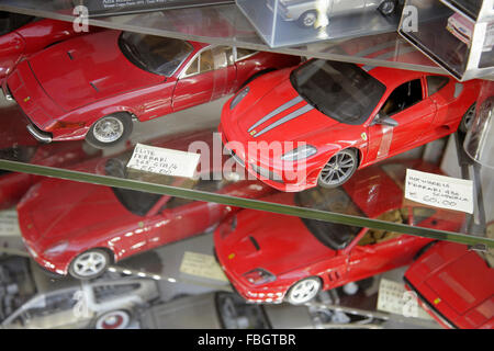 Sammler Modell Ferrari Sportwagen auf dem Display im Modell-Shop, Rom, Italien. Stockfoto