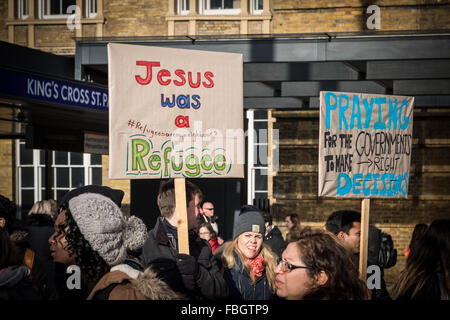 London, UK. 16. Januar 2016. Christian Unterstützung Gruppe Proteste für Migranten und Flüchtlingsrechte außerhalb der Kings Cross station Credit: Guy Corbishley/Alamy Live News Stockfoto