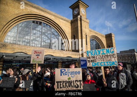 London, UK. 16. Januar 2016. Christian Unterstützung Gruppe Proteste für Migranten und Flüchtlingsrechte außerhalb der Kings Cross station Credit: Guy Corbishley/Alamy Live News Stockfoto