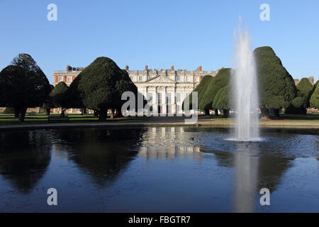 Hampton Court, London, UK. 16. Januar 2016. Die formale Gärten in Hampton Court Palace sind bis zum 1. April kostenlos zugänglich. An einem Morgen knackig kalten Wintern ist es der perfekte Ort zum Flanieren und genießen die atemberaubende Landschaft. Stockfoto