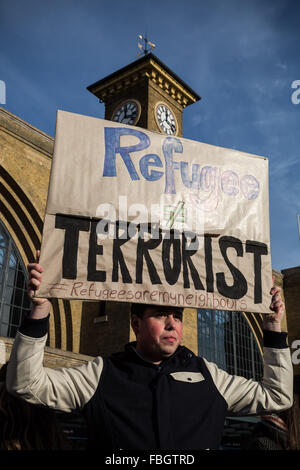 London, UK. 16. Januar 2016. Christian Unterstützung Gruppe Proteste für Migranten und Flüchtlingsrechte außerhalb der Kings Cross station Credit: Guy Corbishley/Alamy Live News Stockfoto