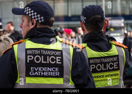 London, UK. 16. Januar 2016. British Transport Police Beweise sammeln Einheit Wachen von Demonstranten außerhalb Kings Cross Station in London, Vereinigtes Königreich. Bildnachweis: Guy Corbishley/Alamy Live-Nachrichten Stockfoto