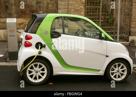 Smart FourTwo Elektroauto aufgeladen von einem Straßenrand Ladestation, Rom, Italien. Stockfoto