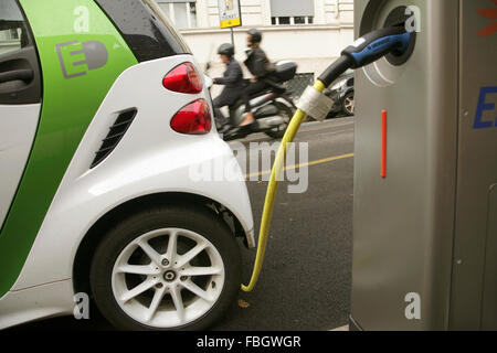 Smart FourTwo Elektroauto aufgeladen von einem Straßenrand Ladestation, Rom, Italien. Stockfoto