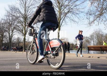 Londoners genießen sonnigen Wintertag im Victoria Park, London England United Kingdom UK Stockfoto