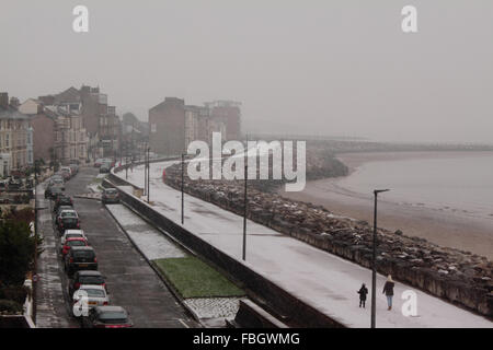 Morecambe, Lancashire, UK. 16. Januar 2016. Samstag Nachmittag sah ein Schneegestöber auf Sandylands Promenade Morecambe zu begleichen. UK-Wettervorhersage bleibt kalt mit Eis und Frost.  Bildnachweis: David Billinge/Alamy Live-Nachrichten Stockfoto