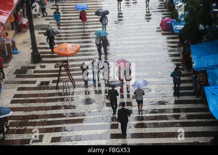 São Paulo, Brasilien. 14. Januar 2016. Menschen sind in der Fußgängerzone Fuß. Ein Fußgänger schützt feinen Nieselregen auf der Straße im zentralen São Paulo. Bildnachweis: William Volcov/Alamy Live-Nachrichten Stockfoto