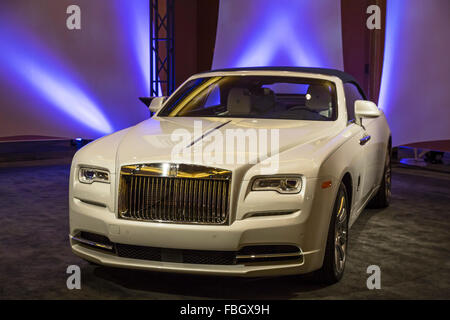 Detroit, Michigan - A Rolls Royce Dawn in einer Sammlung von Ultra-Luxus-Autos auf dem Display während der Detroit Auto Show. Stockfoto