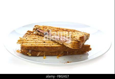 Geröstetem Käse und Schinkensandwich auf weißem Hintergrund Stockfoto