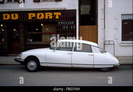 AJAXNETPHOTO - ST. BRIEUC, FRANKREICH - FRANZÖSISCHE AUTOFAHREN ICON - CITROEN DS LIMOUSINE VOR EINEM CAFE GEPARKT. FOTO: JONATHAN EASTLAND/AJAX. REF: 010875 Stockfoto