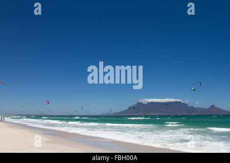 Kitesurfen auf Big Bay, Kapstadt mit dem Tafelberg im Hintergrund. Stockfoto