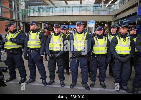 London, UK. 16. Januar 2016. Eine Linie von Polizeibeamten verhindert den Zugriff auf Bahnhof St Pancras, Aktivisten, die Teilnahme an einem internationalen Aktionstag in Solidarität mit Flüchtlingen. Bildnachweis: Mark Kerrison/Alamy Live-Nachrichten Stockfoto