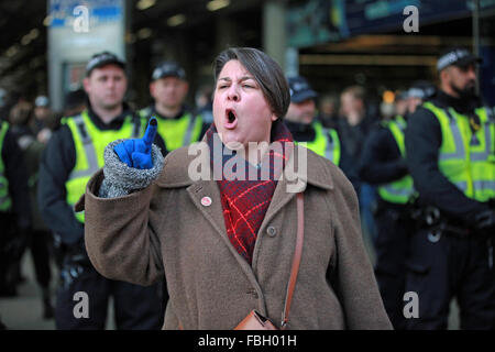 London, UK. 16. Januar 2016. Eine Kämpferin richtet sich der Protest vor dem Bahnhof St Pancras vor einer Reihe von Polizisten, die Einreise zu verhindern. Bildnachweis: Mark Kerrison/Alamy Live-Nachrichten Stockfoto