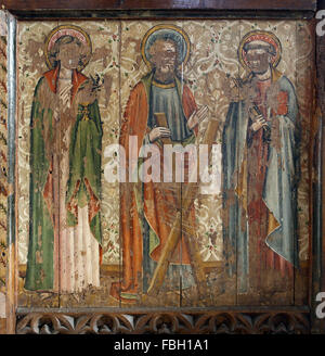 Gemalte Heilige auf der Rood-Leinwand, die Heiligen Johannes der Evangelist, Andreas, Petrus, die viel von Ikonoklasten verunreinigt wurden; St. Michael's Church, Irstead Norfolk Stockfoto