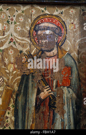 Gemalter Heiliger auf der Rood-Leinwand, St. Peter hält Keys, viel durch Ikonoklasten verunreinigt, St. Michael's Church, Irstead, Norfolk Stockfoto