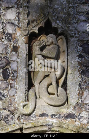 Schnitzen von Erzengel Michael kämpft die Schlange, St. Michael Kirche, Irstead, Norfolk Stockfoto
