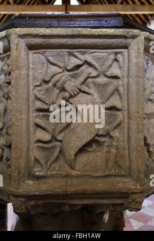 Schrift aus dem 14. Jahrhundert. West Face, das die Hand Gottes darstellt, die auf Namen im Buch Des Lebens, St Michael's Church, Irstead, Norfolk, hinweist Stockfoto