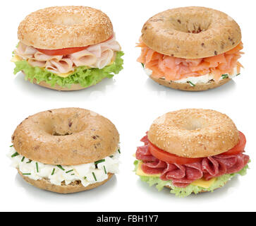 Sammlung von Bagels mit Frischkäse, Lachs, Salami, Tomaten und Schinken zum Frühstück isoliert auf weißem Hintergrund Stockfoto