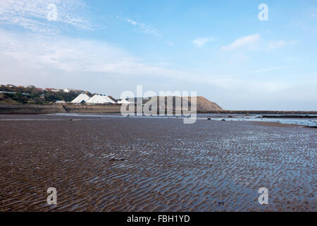 Schönen und berühmten North Bay Strand in Küsten Stadt Scarborough, North Yorkshire, Vereinigtes Königreich. Sonnenschein und blauer Himmel Stockfoto
