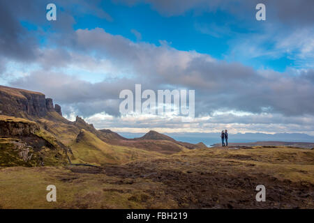 Zwei Personen genießen Aussicht über das Quiraing, Isle Of Skye Stockfoto