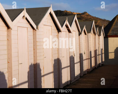 Reihe von Strandhütten Stockfoto