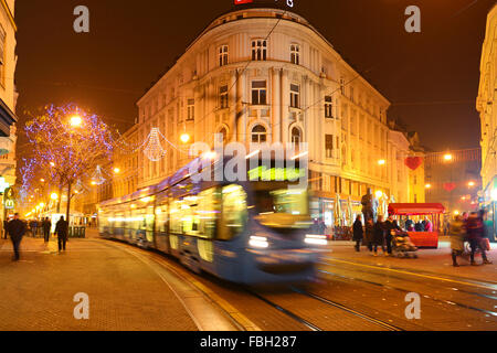 Straßenbahn im Stadtzentrum von Zagreb in der Nacht. Jurisiceva Ulica, Zagreb, Kroatien. Stockfoto