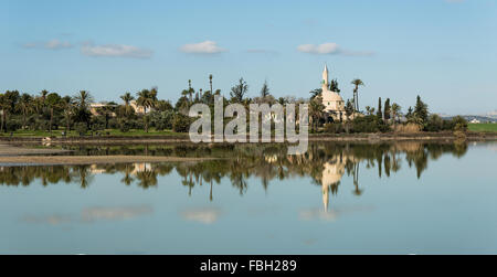 Berühmte Hala Sultan Tekke muslimischen Schrein Moschee spiegelt sich auf Salz See von Larnaca in Zypern Stockfoto