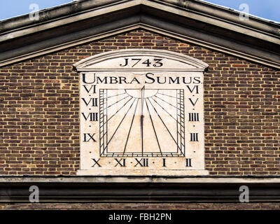 LONDON, Großbritannien - 11. OKTOBER 2015: Sundial auf der Brick Lane Jamme Masjid Moschee an der Ecke Fournier Street und Brick Lane Stockfoto