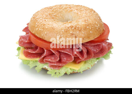 Sandwich Bagel zum Frühstück mit Salami Schinken, Frischkäse, Tomaten und Kopfsalat isoliert auf weißem Hintergrund Stockfoto