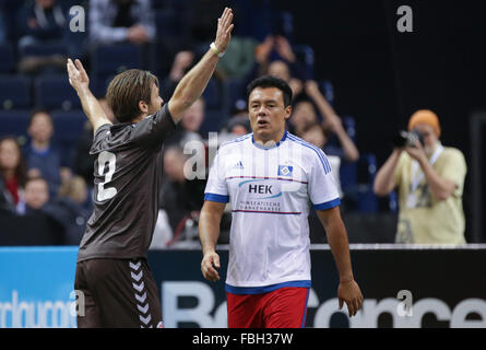 Hamburg, Deutschland. 16. Januar 2016. St. Pauli Florian Lechner (L) feiert den Sieg gegen HSV vor Hamburgs Rodolfo Cardoso auf die Helden-Cup Hallenturnier mit All-Stars vom Hamburger SV, FC St. Pauli, Werder Bremen, FC Barcelona, Real Madrid und FC Sheffield in der Barclaycard Arena in Hamburg, Deutschland, 16. Januar 2016. Foto: AXEL HEIMKEN/Dpa/Alamy Live News Stockfoto