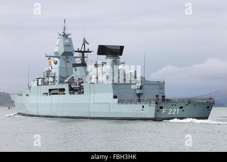 FGS Hessen (F221), eine Fregatte der Sachsen-Klasse der deutschen Marine übergibt Osthafen Indien während der Übung Joint Warrior 13-1. Stockfoto