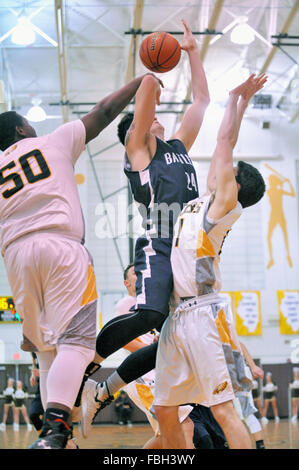 Spieler, der in der defensive Duo beim Ergebnis aus in der Nähe bei einem High School Basketball Spiel. USA. Stockfoto