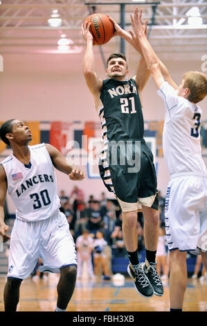 Spieler, der defensive Aufmerksamkeit beim Ergebnis aus in der Nähe bei einem High School Basketball Spiel. USA. Stockfoto