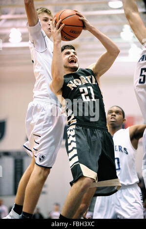 Spieler, der defensive Aufmerksamkeit beim Ergebnis aus in der Nähe bei einem High School Basketball Spiel. USA. Stockfoto