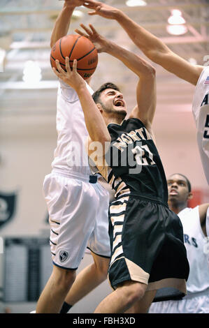 Spieler, der defensive Aufmerksamkeit beim Ergebnis aus in der Nähe bei einem High School Basketball Spiel. USA. Stockfoto