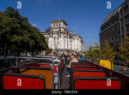 Auf eine Berlin-Tour-Bus nähert sich den Rücken des Reichstags. Stockfoto