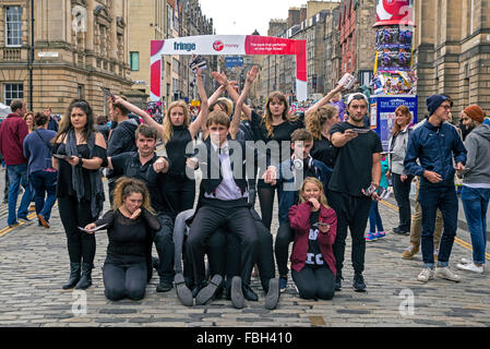 Eine Gruppe von Künstlern, die ihre Show auf der High Street in Edinburgh Festival Fringe zu fördern. Stockfoto