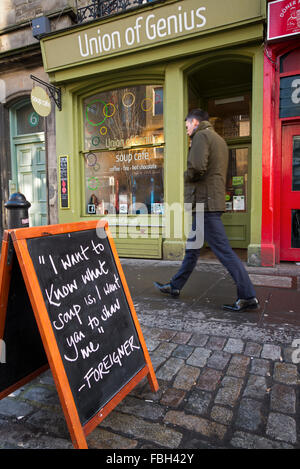 Ein Mann läuft bei Union of Genie, die behauptet, Schottlands erstes Suppencafé zu sein, in der Forrest Road in Edinburgh, Schottland, Großbritannien. Stockfoto