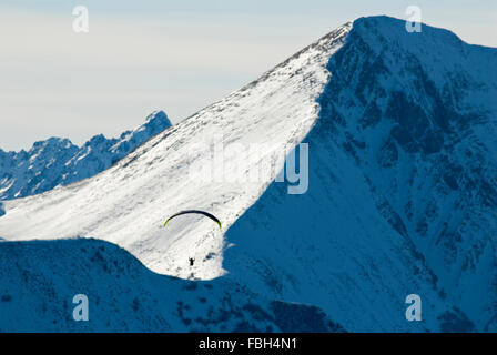 Gleitschirmflieger schweben hoch über dem Tal von Chamonix Stockfoto