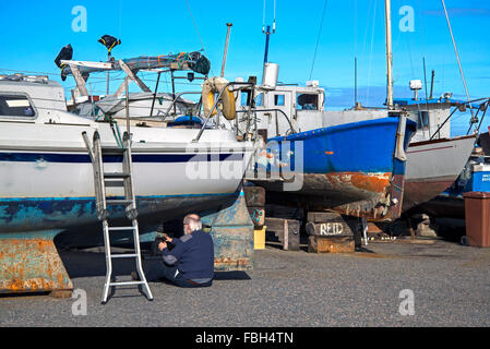 Ein Seemann arbeitet an seinem Boot bei Findochty, Moray, Schottland, UK Stockfoto