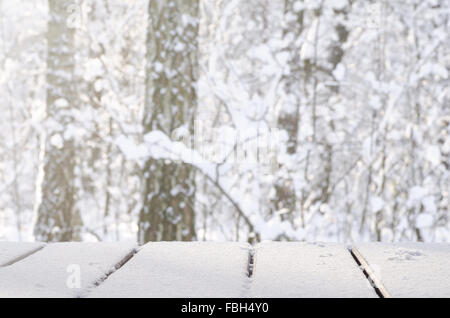 Closeup, leere Tabelle mit Schnee bedeckt Stockfoto