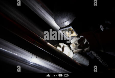 Hamburg, Deutschland. 15. Januar 2016. Ein Arbeiter Schweißen Metallrohre auf einer Baustelle in Hamburg, Deutschland, 15. Januar 2016. Foto: Axel Heimken/Dpa/Alamy Live News Stockfoto