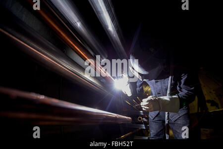 Hamburg, Deutschland. 15. Januar 2016. Ein Arbeiter Schweißen Metallrohre auf einer Baustelle in Hamburg, Deutschland, 15. Januar 2016. Foto: Axel Heimken/Dpa/Alamy Live News Stockfoto