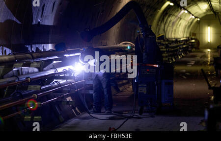 Hamburg, Deutschland. 15. Januar 2016. Ein Arbeiter Schweißen Metallrohre auf einer Baustelle in Hamburg, Deutschland, 15. Januar 2016. Foto: Axel Heimken/Dpa/Alamy Live News Stockfoto