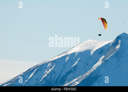 Gleitschirmpilot schweben hoch über dem Tal von Chamonix Stockfoto