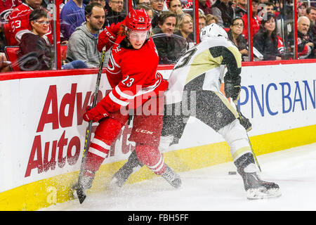 Raleigh, North Carolina, USA. 12. Januar 2016. Carolina Hurricanes linken Flügel Brock McGinn (23) während des NHL-Spiels zwischen den Pittsburgh Penguins und den Carolina Hurricanes in der PNC-Arena. © Andy Martin Jr./ZUMA Draht/Alamy Live-Nachrichten Stockfoto